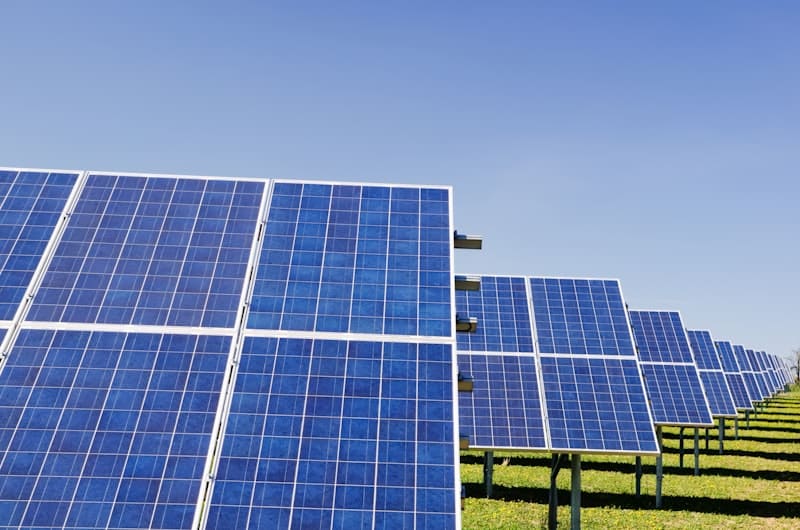 Painéis solares representando economia de energia