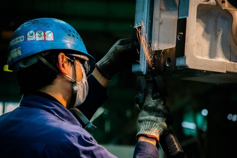 Técnico realizando manutenção preventiva em equipamento