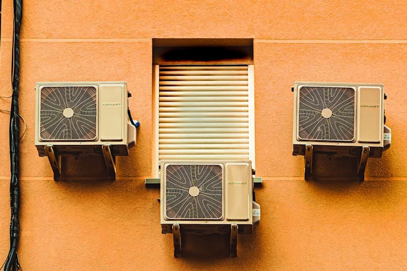 Unidades condensadoras de ar condicionado instaladas em fachada