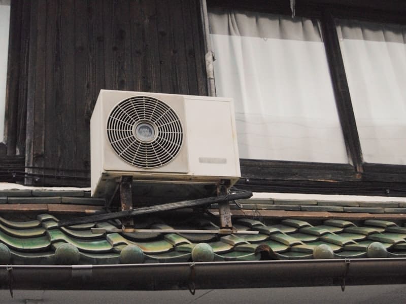 Unidade de ar condicionado instalada sobre telhado