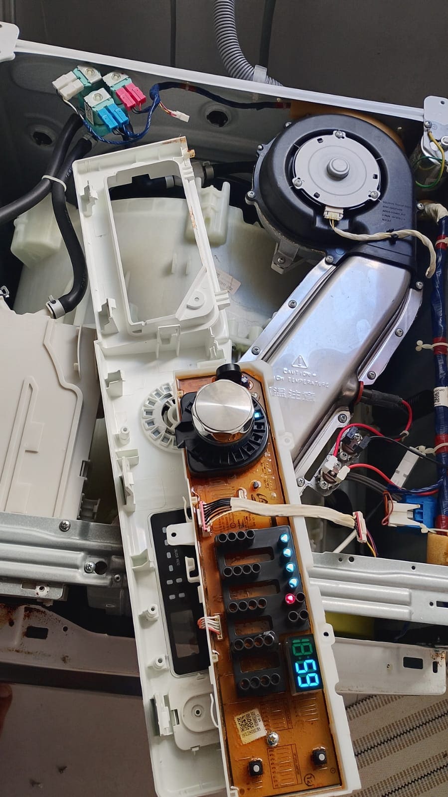 Técnico da DOTEC consertando máquina de lavar em Copacabana