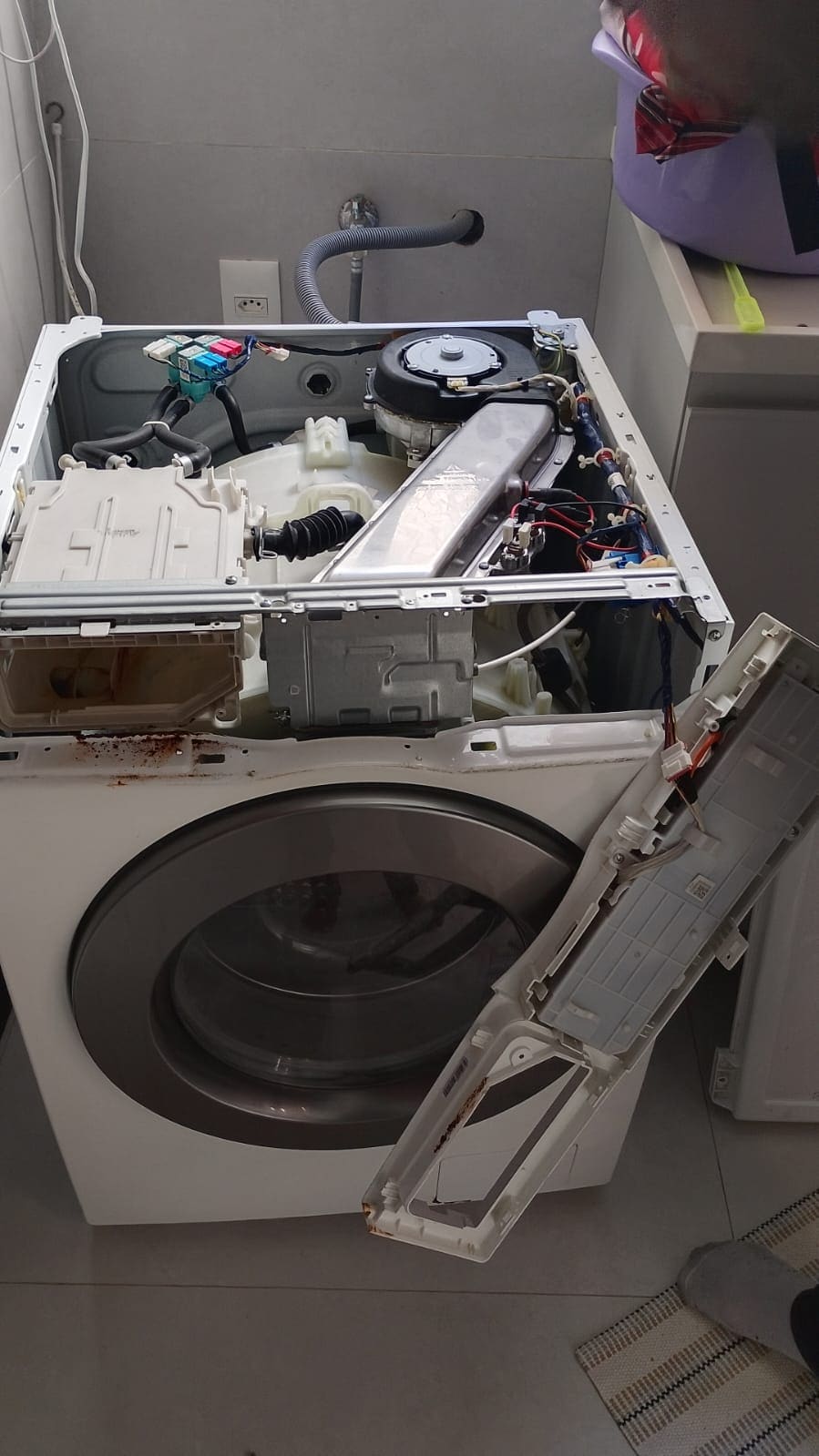 Técnico da DOTEC consertando máquina de lavar na Tijuca