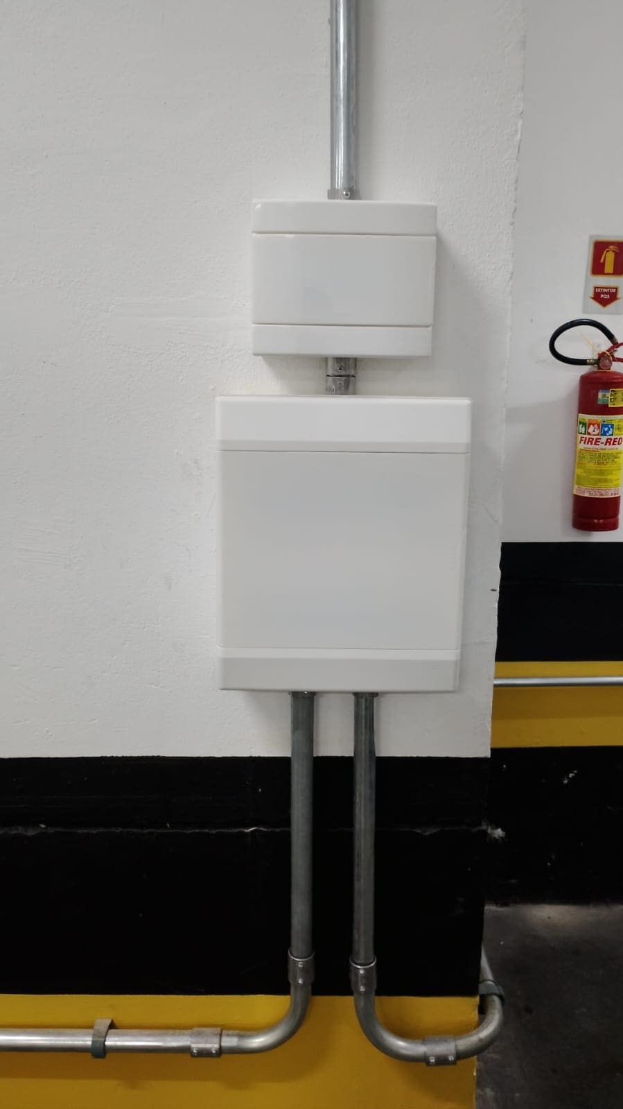Eletricista realizando instalação elétrica em Copacabana