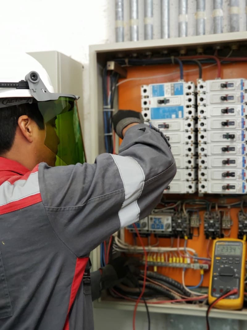 Eletricista realizando instalação elétrica no Recreio dos Bandeirantes