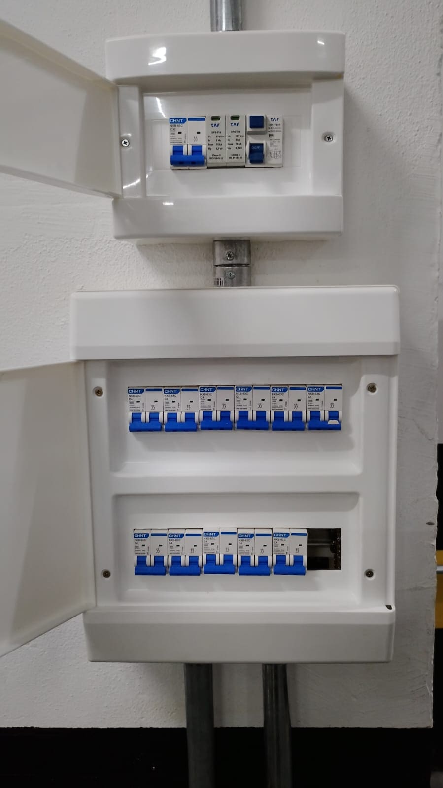 Eletricista realizando instalação elétrica na Tijuca