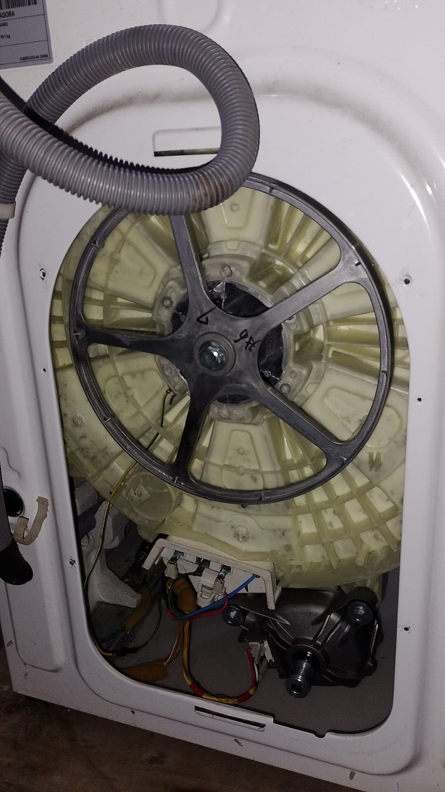 Detalhe de manutenção de máquina de lavar